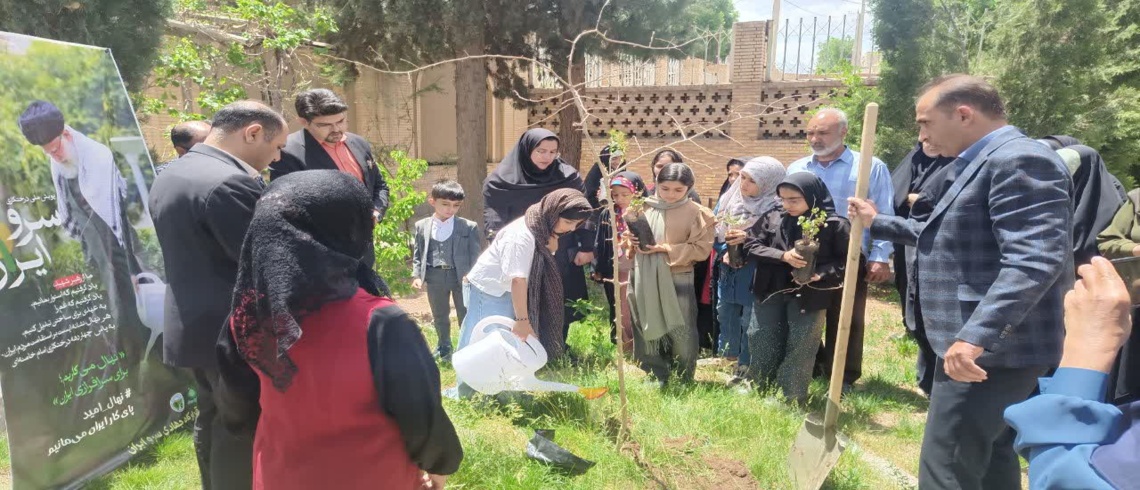 دستان کوچک آرزوهای بزرگ ؛ هنرآموزان راینی نهال امید کاشتند