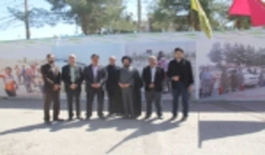  حضور گسترده کارکنان اداره کل در مراسم نماز جمعه و توزیع نهال رایگان بین مردم