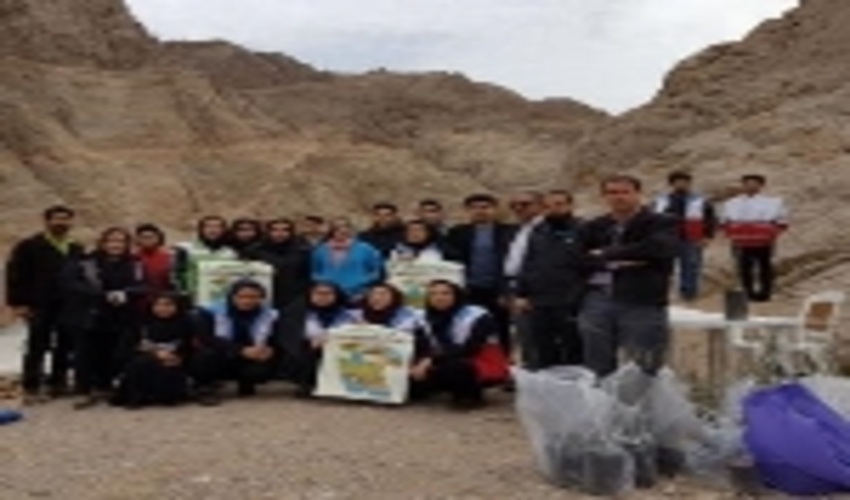 غرس نهال توسط عرصه نشینان وعلاقه مندان با شعار" بنشانیم درخت تا هوا تازه شود" در ارتفاعات پردیسان حوزه آبخیز بند مملکت شهرکرمان