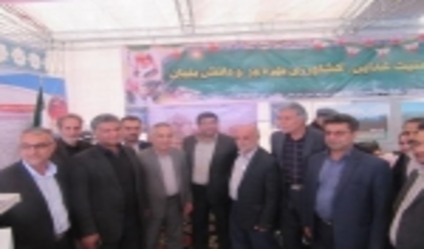  بازدید نماینده مردم  و فرماندار ویژه شهرستان سیرجان از غرفه منابع طبیعی در نمایشگاه دستاوردهای انقلاب 