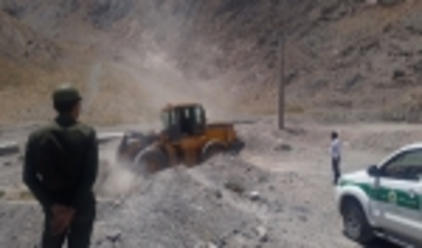 بازدید از بادشکن غیر بیو لوژیک شهداد و برداشت موانع غیر مجاز از عرصه های منابع طبیعی سیرچ 