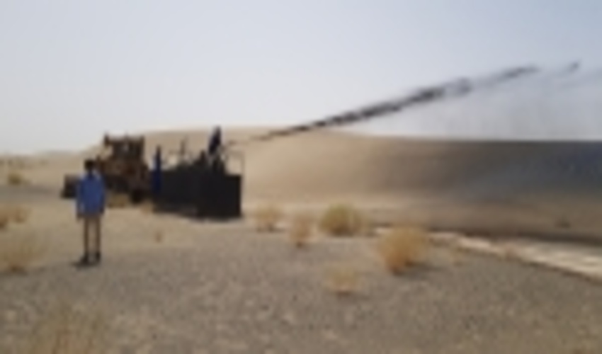 آغاز عملیات مالچ پاشی در بخش نگین کویر شهرستان فهرج