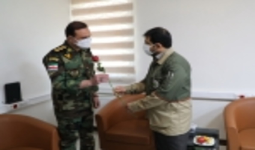 اهدای شاخه گل به حافظان انفال در هفته نیروی انتظامی