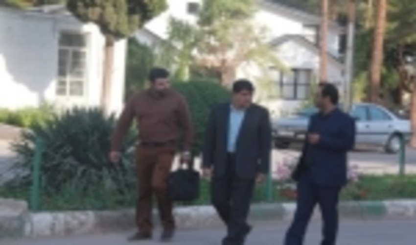 ارتباط نزدیک و صمیمی مدیر کل منابع طبیعی و آبخیزداری استان کرمان با مردم درفضای باز اداره کل در اول وقت اداری هر روز، بدون هرگونه تشریفات اداری