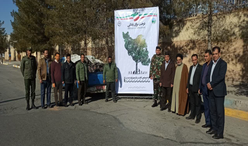 توزیع بیش از ۳هزار نهال در راهپیمایی ۲۲بهمن