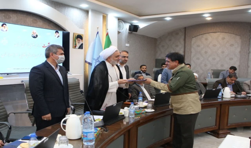 اهداء لوح سپاس به مدیرکل منابع طبیعی و آبخیزداری استان کرمان
