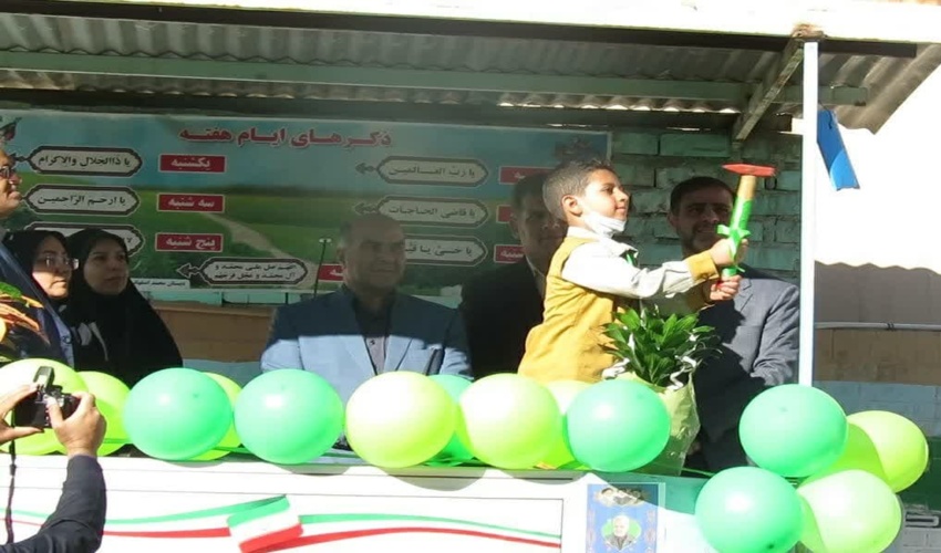 نواختن زنگ درختکاری و غرس نهال همزمان با آغاز طرح مردمی کاشت یک میلیارد درخت در سراسر کشور 