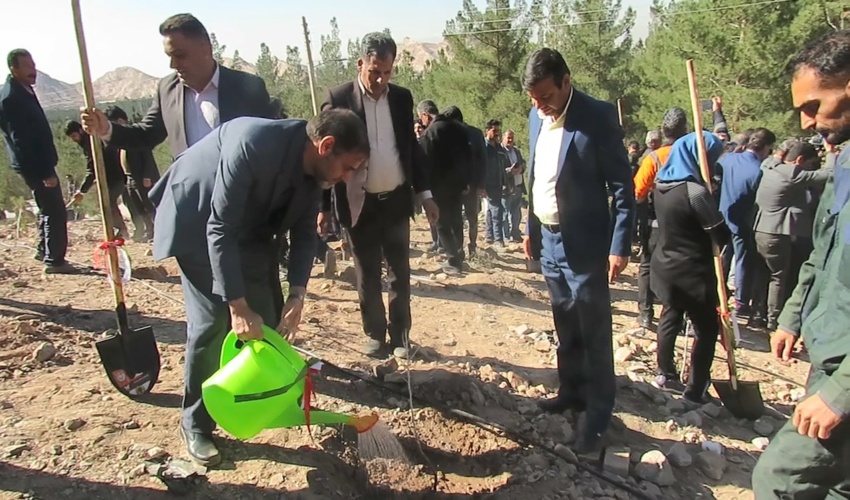 گزارش تصویری / آغاز طرح مردمی کاشت یک میلیارد درخت در جوار مزار شهید حاج قاسم سلیمانی 