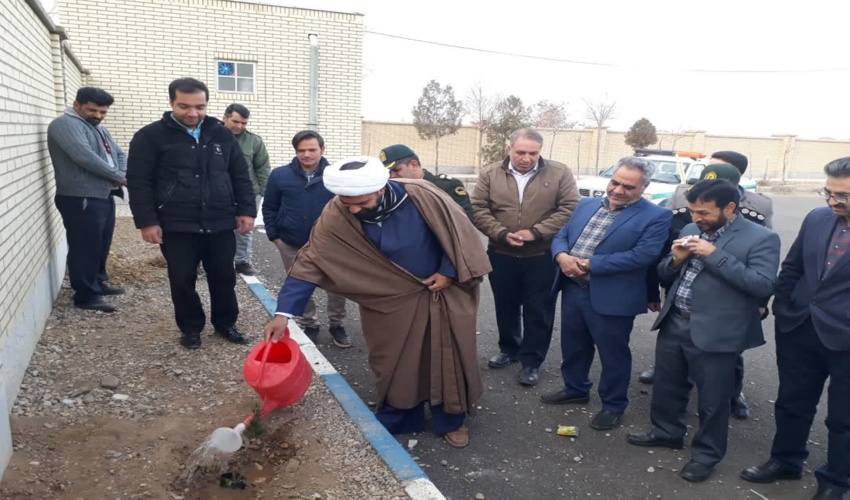 نواختن زنگ درختکاری در مدرسه امام حسن مجتبی (ع) کوهبنان 