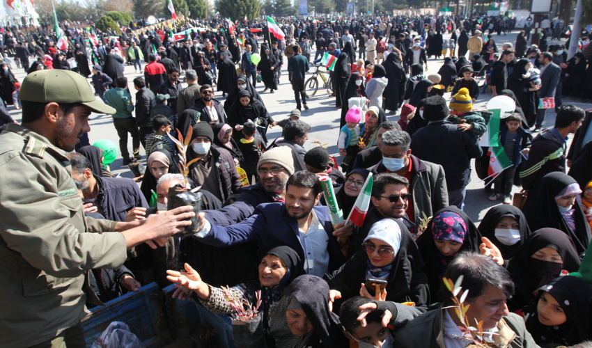 توزیع رایگان نهال در مسیر راهپیمایی 22 بهمن