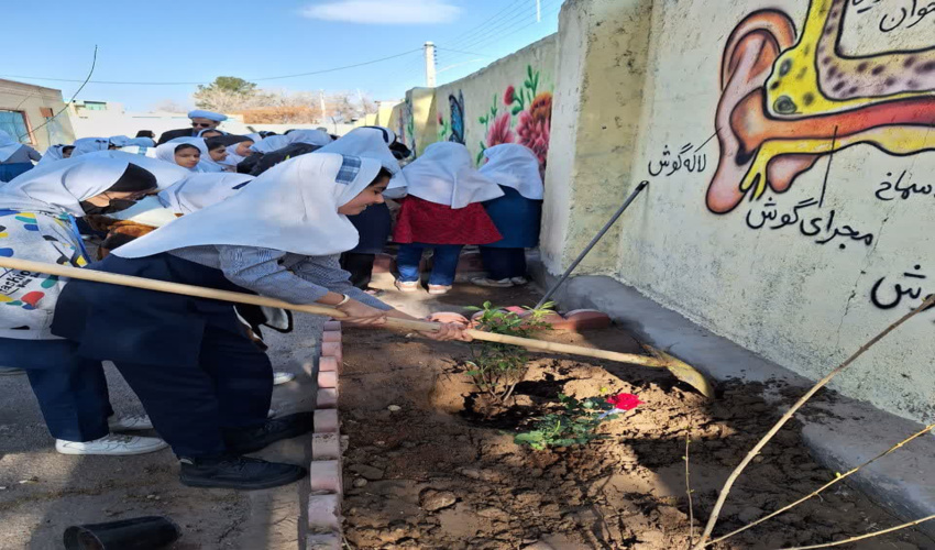 کاشت نهال در دومین روز از هفته منابع طبیعی در شهرستان شهربابک