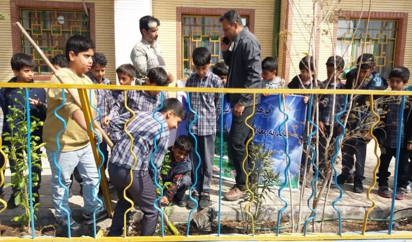 کاشت نهال به یاد شهدای دانش آموز حمله تروریستی گلزار شهدای کرمان در شهرستان بم 