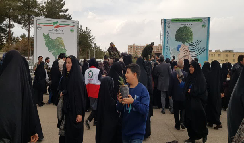 گزارش تصویری / توزیع نهال در چهارمین روز از هفته منابع طبیعی در نماز عبادی و سیاسی جمعه در سراسر استان کرمان