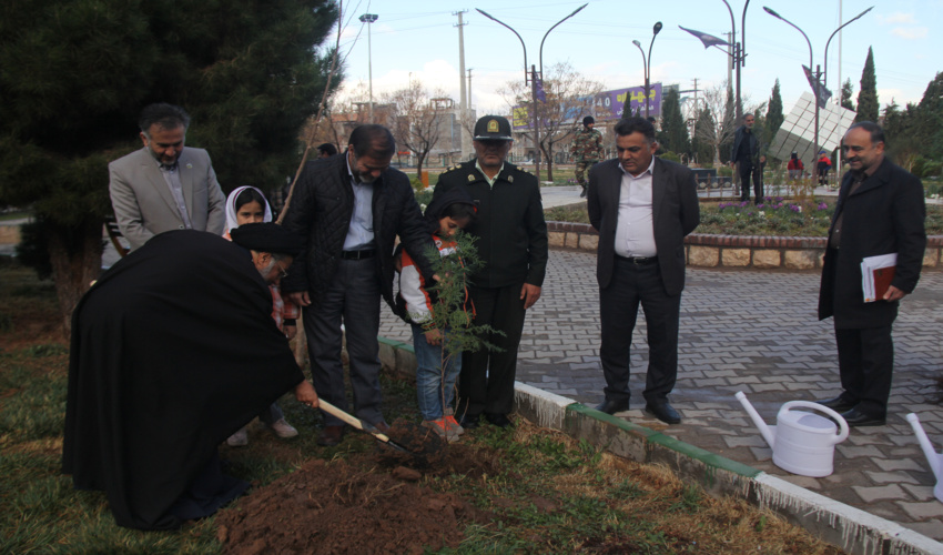 کاشت نهال در جوار مرقد مطهر شهید گمنام 