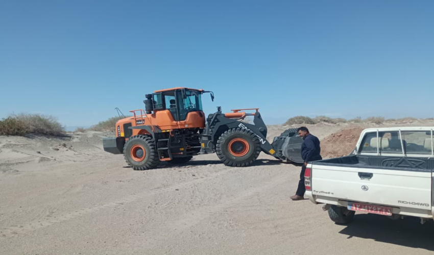 جلوگیری از برداشت غیرمجاز شن و ماسه بادی در اراضی ملی منطقه شوق  آباد شهرستان ریگان