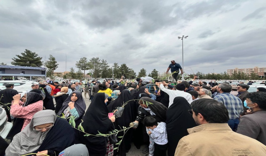 گزارش تصویری/ برپایی میز خدمت و توزیع رایگان نهال در  استان 