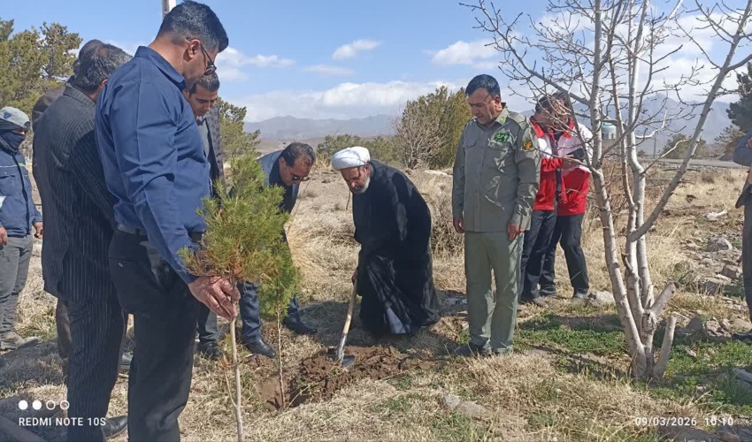 غرس نهال‌ امید به یاد رهبر شهید آیت‌الله خامنه‌ای در رابر