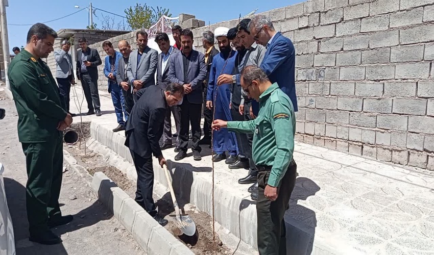 کاشت 100 اصله نهال مثمر در راین به یاد قائد شهید امت