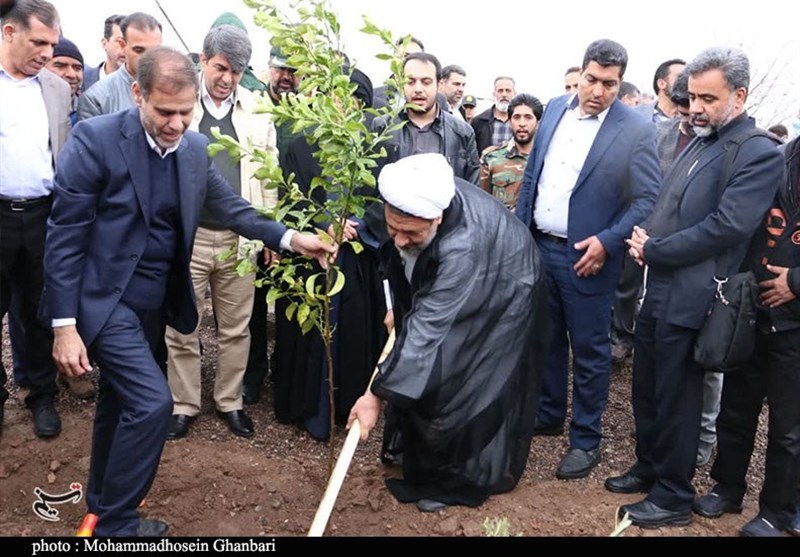 امام جمعه و استاندار کرمان در دانشگاه ملی مهارت نهال کاشتند امام جمعه و استاندار کرمان در دانشگاه ملی مهارت نهال کاشتند